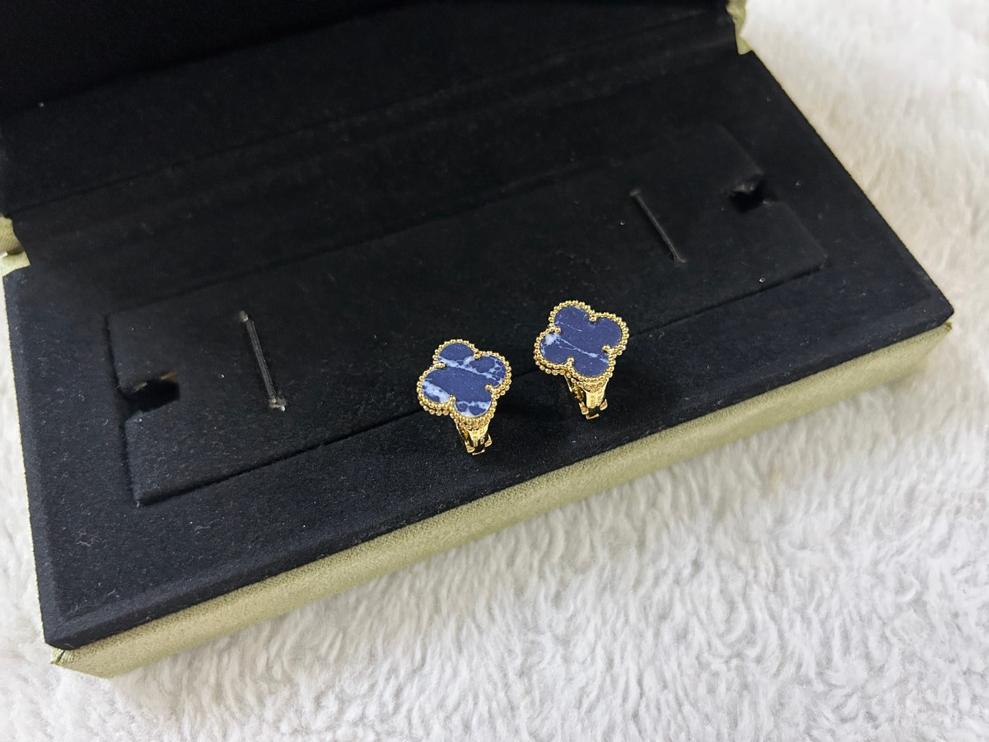 [Star Jewelry]CLOVER PIETERSITE MEDIUM STUD EARRINGS
