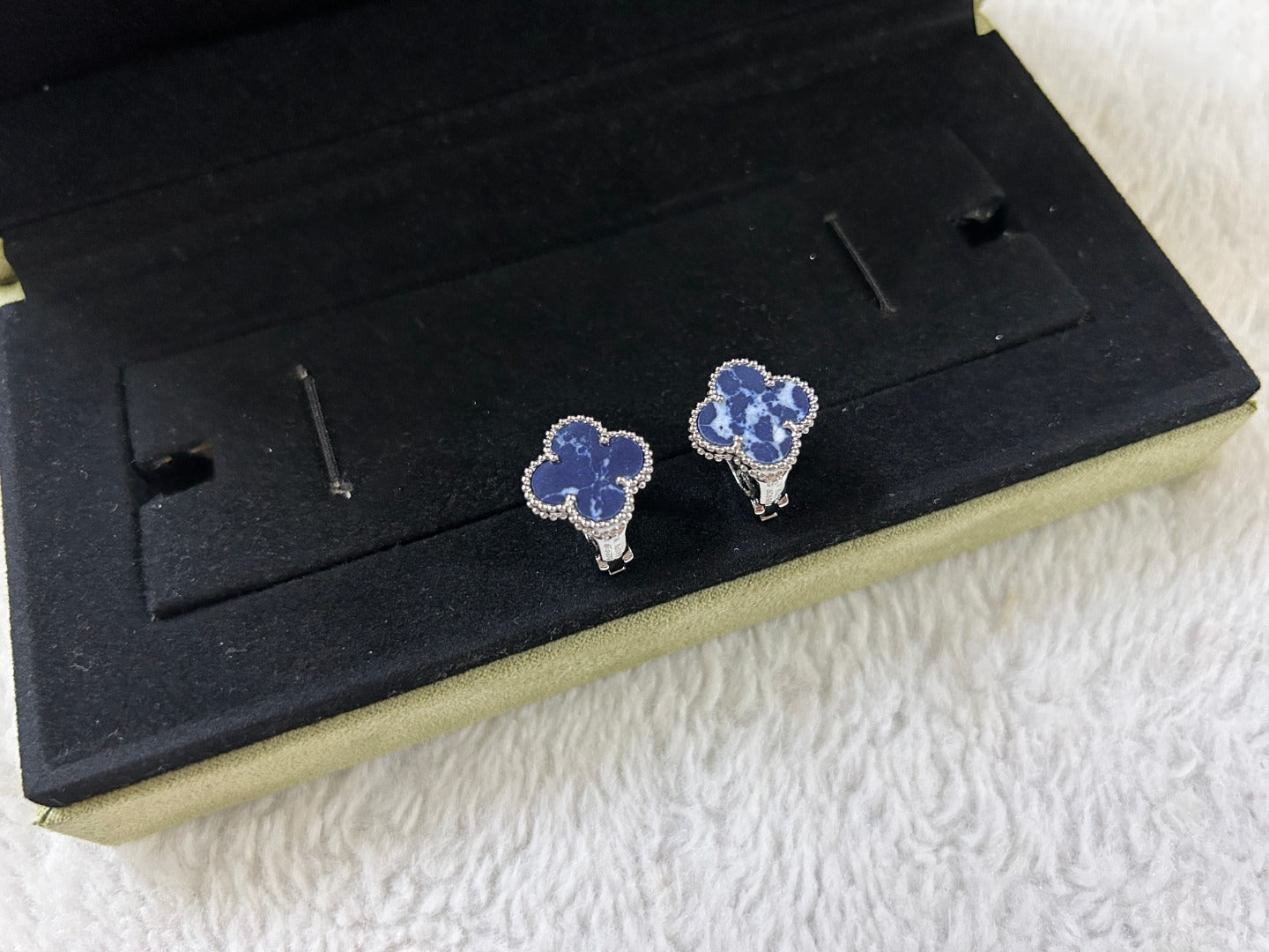[Star Jewelry]CLOVER PIETERSITE MEDIUM STUD EARRINGS