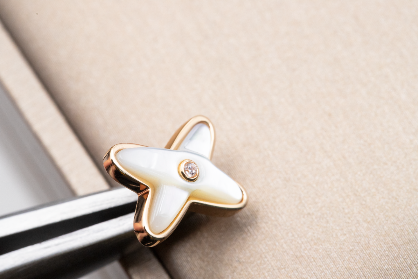 [Star Jewelry]JEUX DE WHITE MOP ROSE GOLD DIAMOND EARRINGS