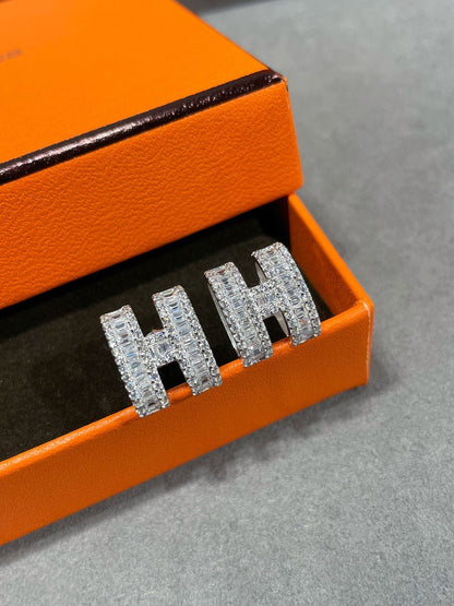 [Star Jewelry]H STUD EARRINGS WITH SILVER DIAMONDS