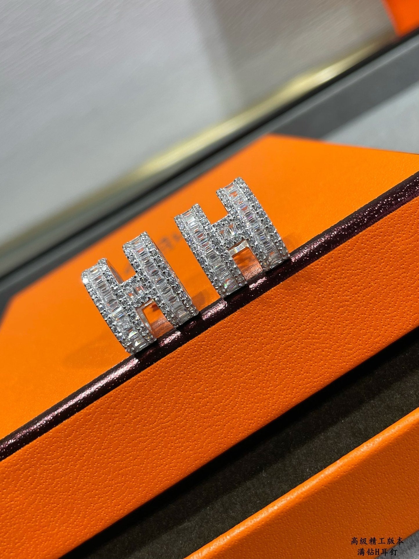 [Star Jewelry]H STUD EARRINGS WITH SILVER DIAMONDS